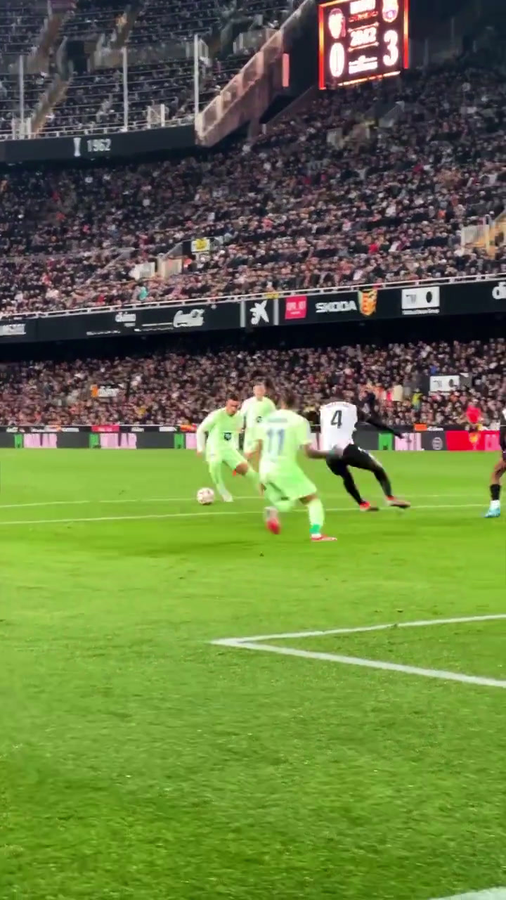 巴萨险胜英格兰，博格巴完成帽子戏法