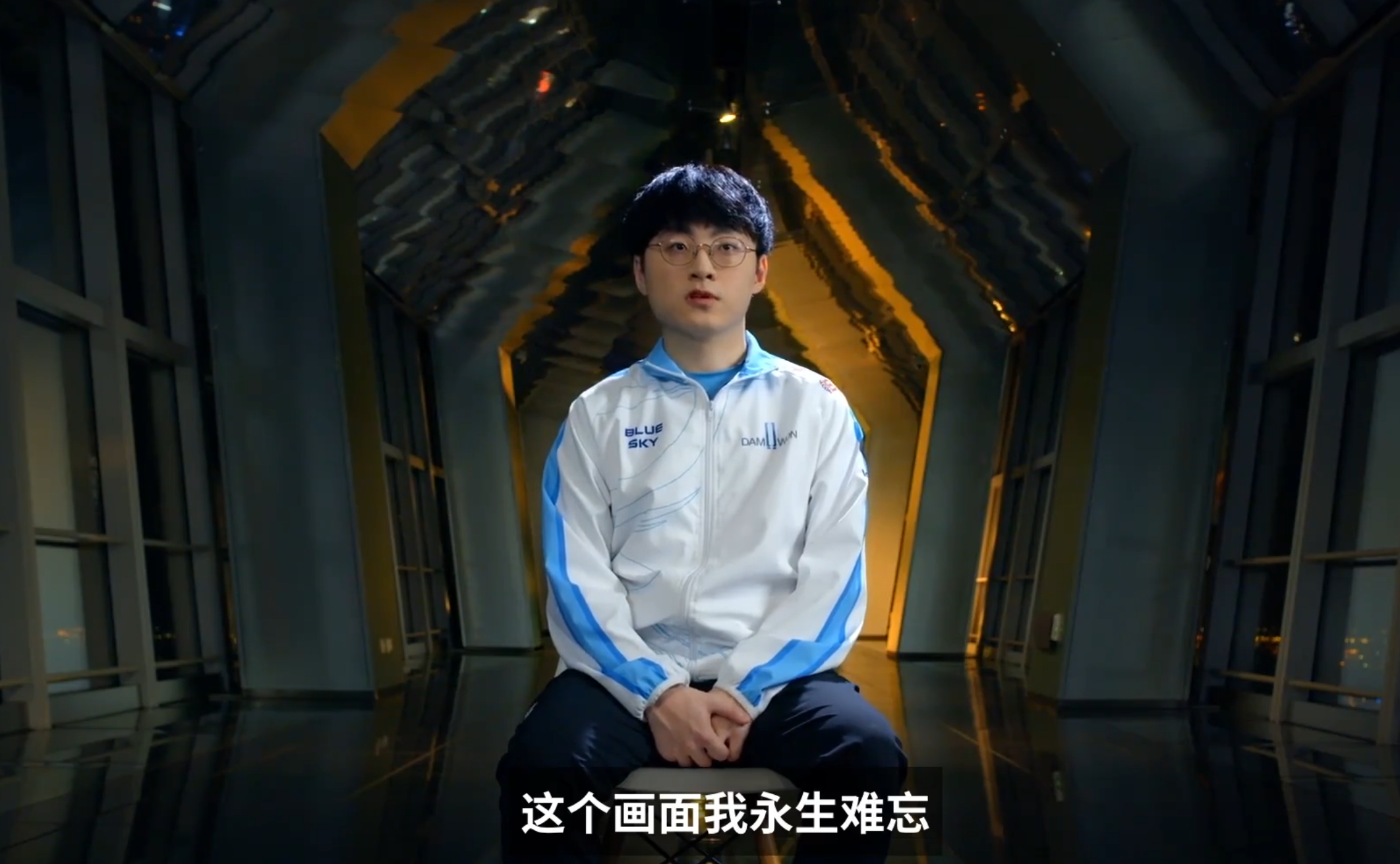 英雄联盟传奇谢幕，球迷泪洒赛场的简单介绍