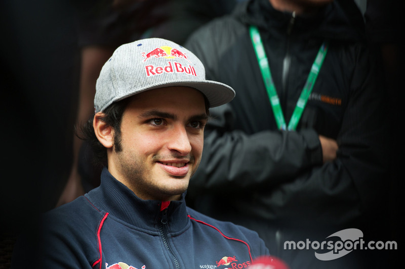 爱游戏体育-红牛二队逆转雷诺车队，塞恩斯扛起全队